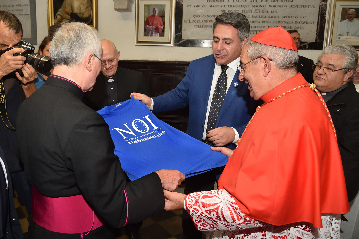 Fabio Gallo consegna al Cardinale Angelo de Donatis la maglia simbolo delle battaglie civiche del Movimento NOI