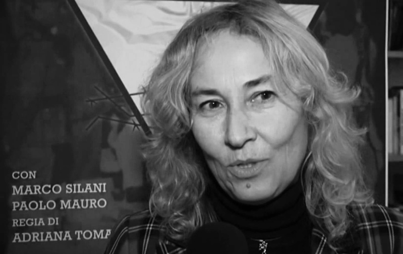 Adriana Toman in una immagine di repertorio dove appare regista di una rappresentazione con Marco Silani