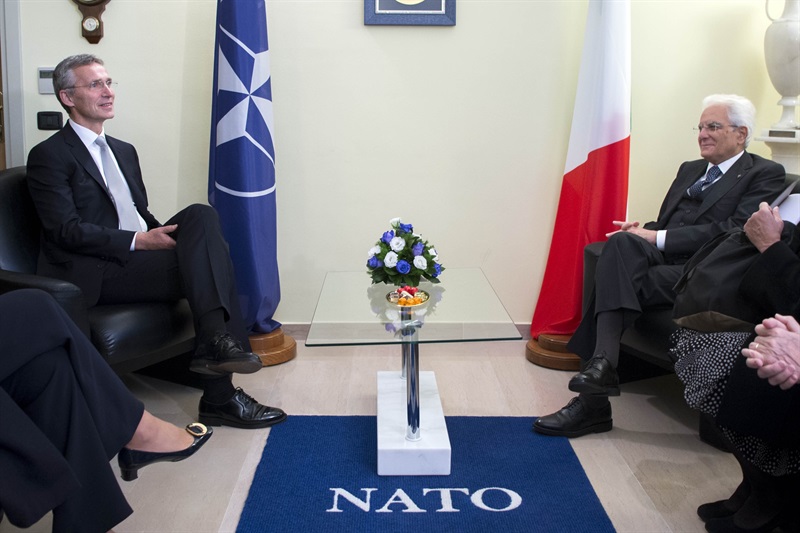 Il Presidente Sergio Mattarella con il Segretario generale della NATO, Jens Stoltenberg 