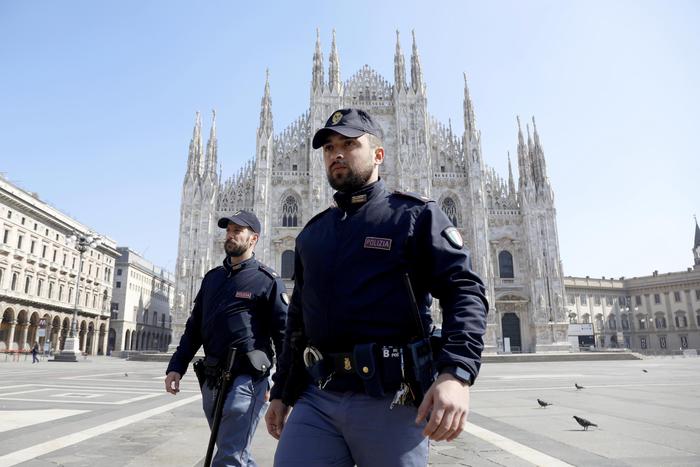Agenti della Polizia di Stato presidiano per controlli  piazza Duomo durante l'emergenza Coronavirus a Milano - Foto Ansa