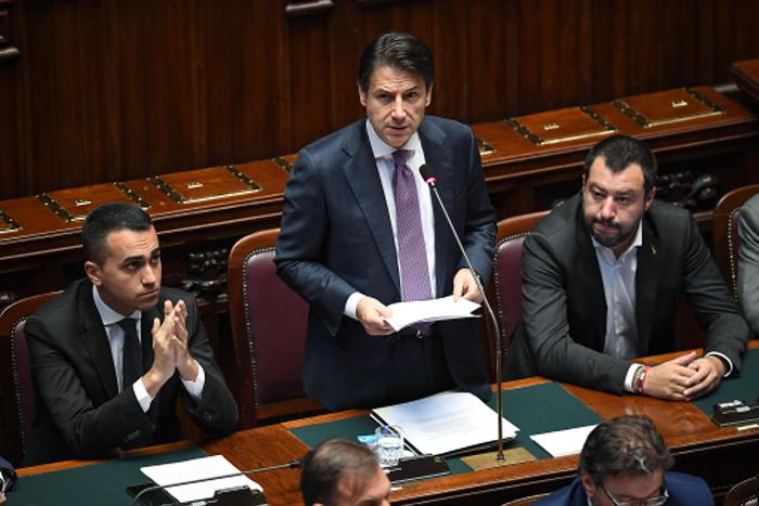 I Vicepremier Luigi Di Maio (Sx) e Matteo Salvini (Dx) con il Presidente del Consiglio Giuseppe Conte (C) in una foto di archivio. © Copyright ANSA